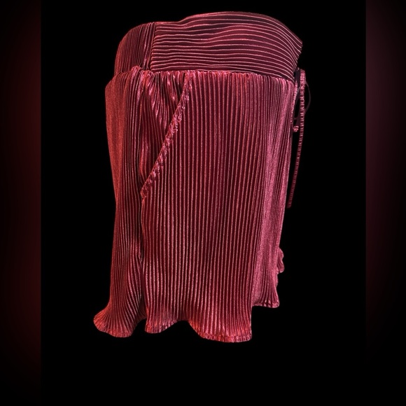 Elegant Red Pleated Women's Shorts - Picture 5 of 6